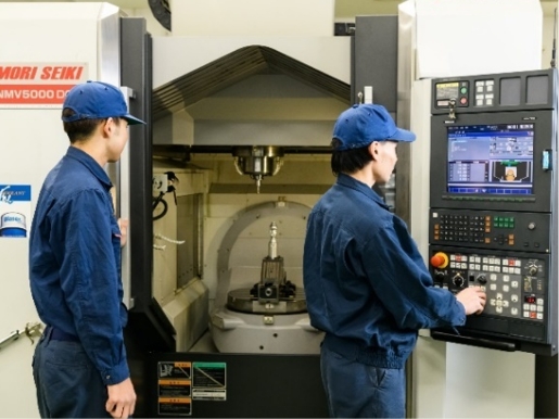 写真:5軸加工機