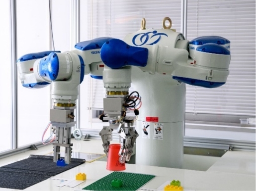 写真:双腕ロボット